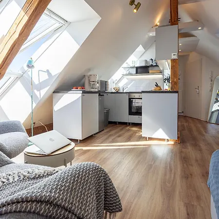 Have-a-nice-stay - Helles Dachgeschoss, U-bahn Nach Hamburg 400m - Baecker & Restaurants 500m - Lidl 800m - Zentrum 1,5km Lejlighed