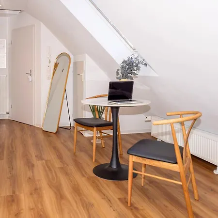 Have-a-nice-stay - Helles Dachgeschoss, U-bahn Nach Hamburg 400m - Baecker & Restaurants 500m - Lidl 800m - Zentrum 1,5km Apartamento *