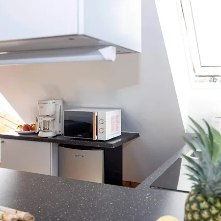 Apartment Have-a-nice-stay - Helles Dachgeschoss, U-bahn Nach Hamburg 400m - Baecker & Restaurants 500m - Lidl 800m - Zentrum 1,5km
