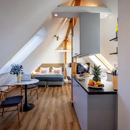Have-a-nice-stay - Helles Dachgeschoss, U-bahn Nach Hamburg 400m - Baecker & Restaurants 500m - Lidl 800m - Zentrum 1,5km Apartment *